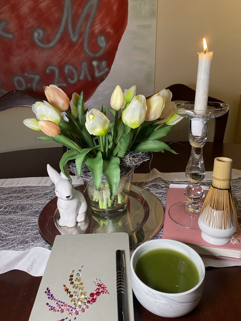 Journaln bei einer Tasse Matcha-Tee