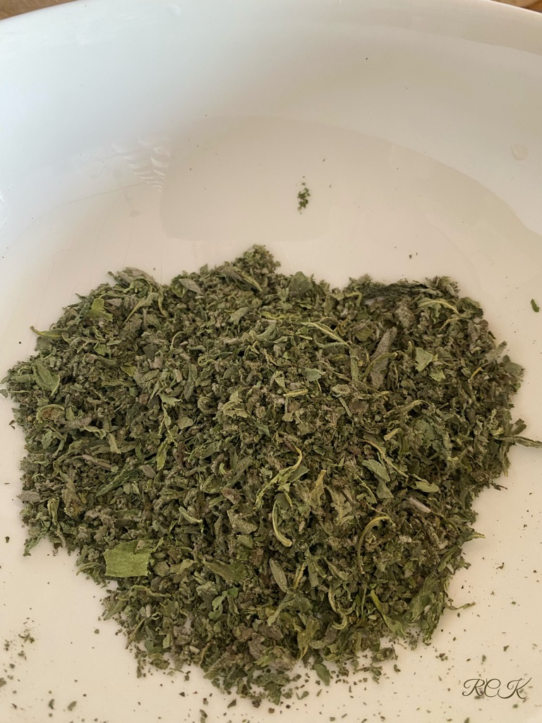 getrockneter und gerebbelter Tulsi-Basilikum