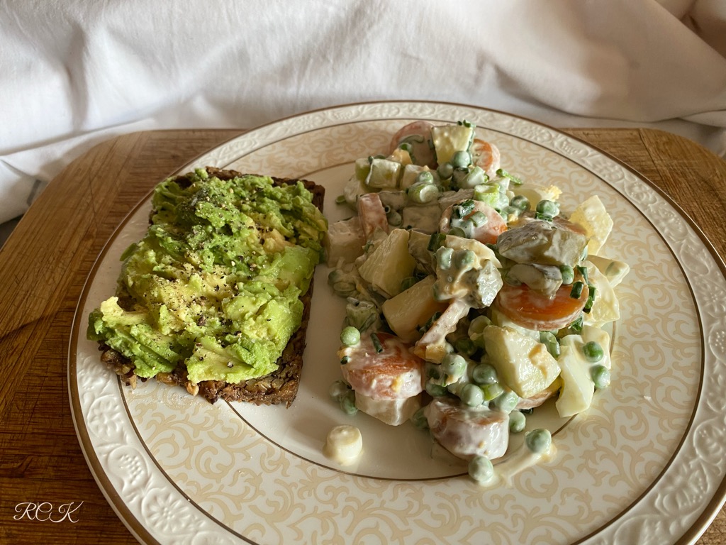 Kohlrabi-Salat mit Tahina-Dressing und Saatenbrot mit Avocado