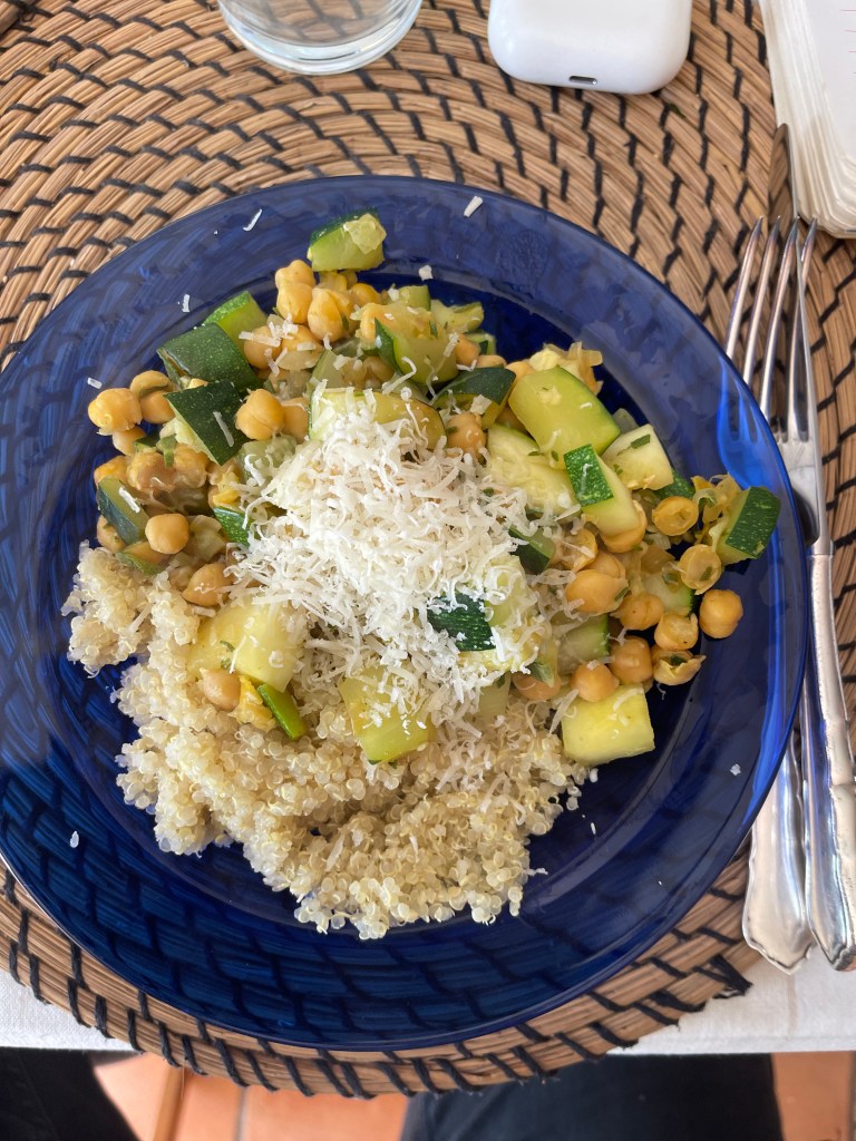 Quinoa mit Kichererbsen-Zucchinipfanne