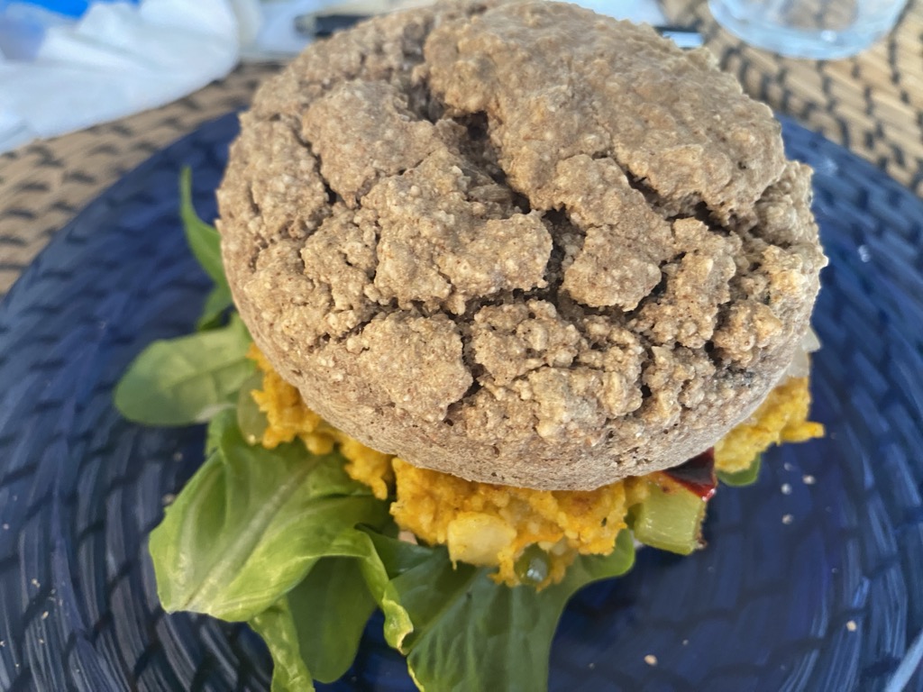 Abendessen: Buchweizenburger mit Hirsepatty, Guarkamole und Salat