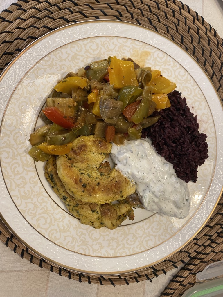 Mittagessen: Gemüse aus dem Garten mit Wildreis, Hähnchen, Zaziki