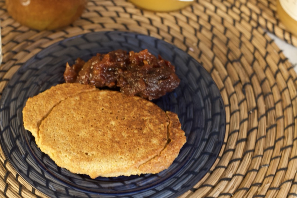 Frühstück: Kichererbsenpfannekuchen mit Apfelkompott